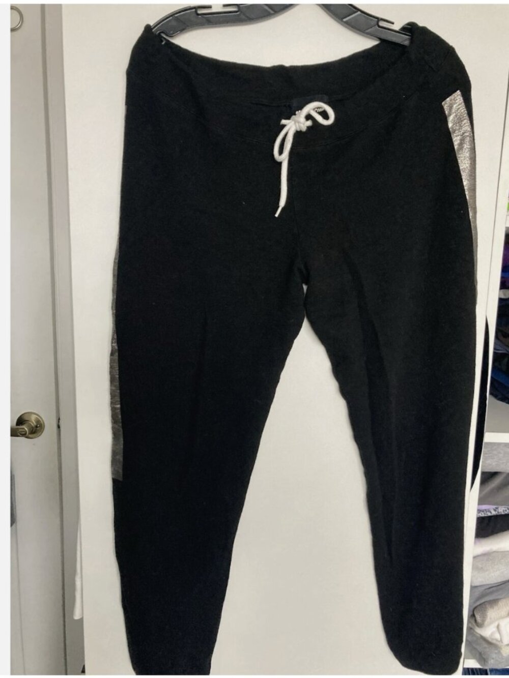Monrow Womens Black Cropped Lounge Sweatpants Size L Silver Deco